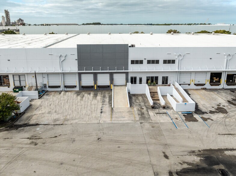 More Photos Of 12860-12864 NW South River Dr, Medley Warehouse For Lease