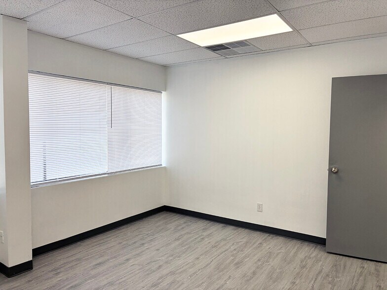 More Photos Of 5001 Crown Manor Pl, Louisville Light Distribution For Lease