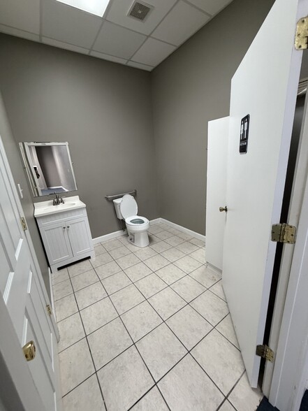 More Photos Of 3208 Mill St, Summerville Showroom For Lease