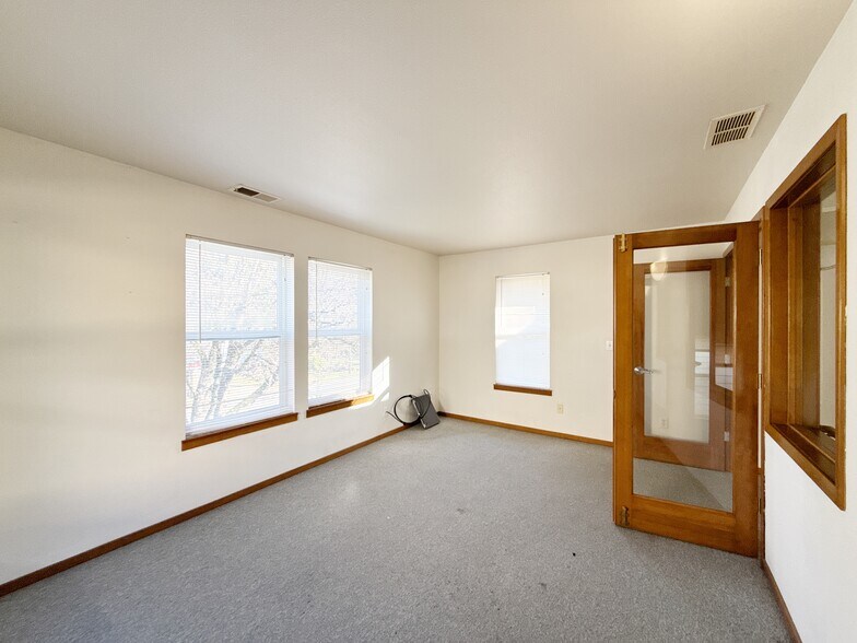 More Photos Of 217 NE 192nd Ave, Portland Flex For Sale