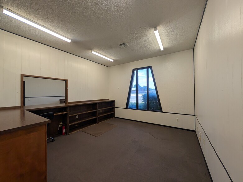 More Photos Of 902 W Kramer Rd, Burkburnett Flex For Sale