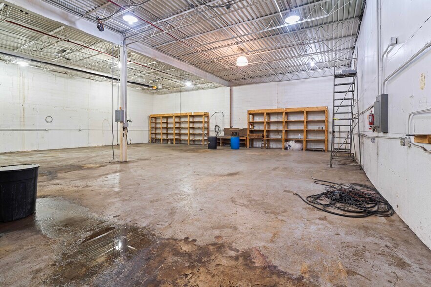 More Photos Of 15 S Worthington St, Youngstown Warehouse For Sale