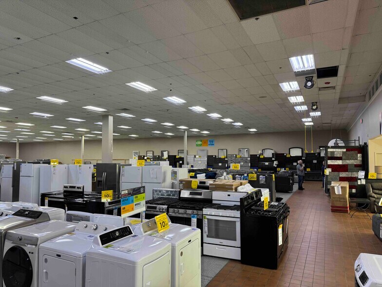 More Photos Of 6495 Quivira Rd, Shawnee General Retail For Lease