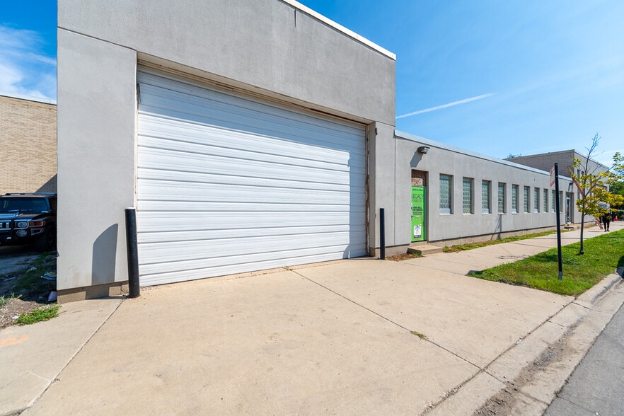 Primary Photo Of 2650 W Fulton St, Chicago Light Distribution For Lease