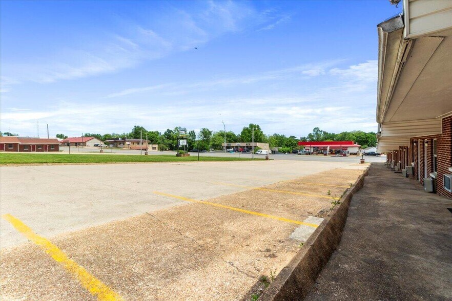More Photos Of 505 Porter Wagoner Blvd, West Plains Hotel For Sale