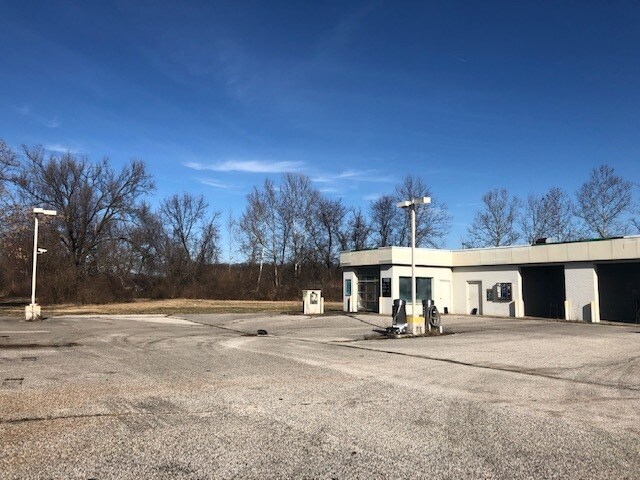 More Photos Of 606 Shirlee St, Vincennes Service Station For Sale