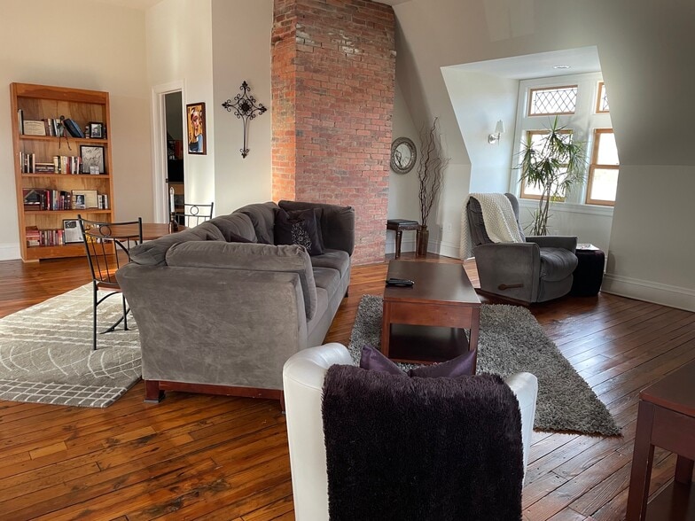 More Photos Of 301 Meyers Ave, Meyersdale Hotel For Sale