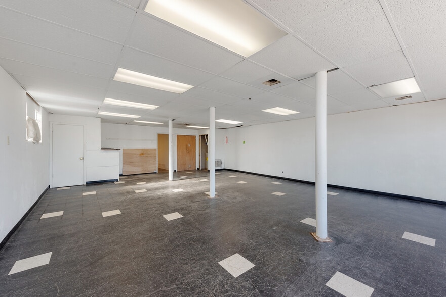 More Photos Of 5213 W Broadway Ave, Minneapolis Auto Dealership For Lease