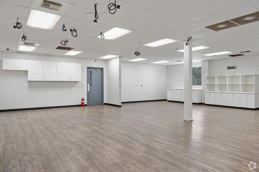 More Photos Of 41 N Industrial Dr, Calera Distribution For Lease