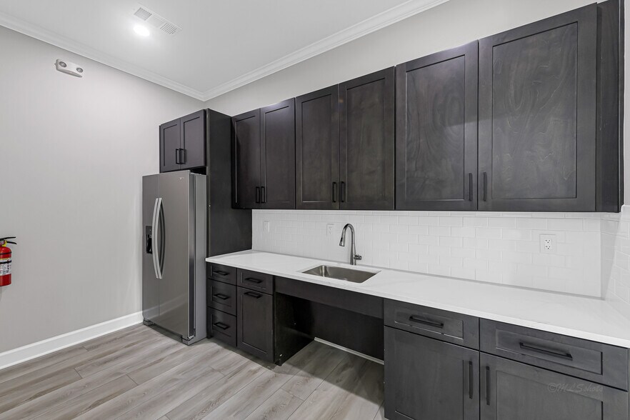 More Photos Of 1325 Main St, Katy Medical For Sale