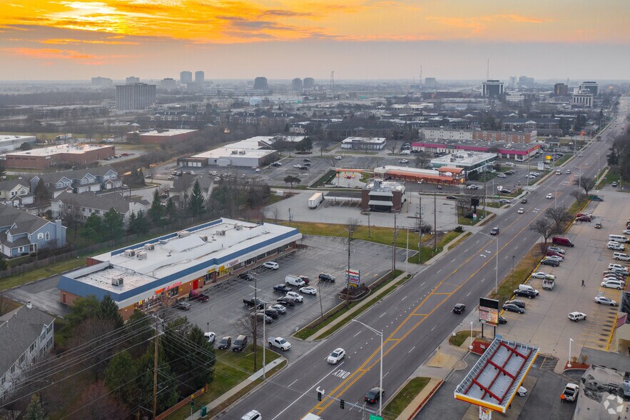 More Photos Of 2211-2223 Algonquin Rd, Rolling Meadows Freestanding For Lease