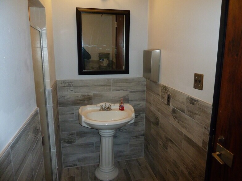 More Photos Of 24724 Lahser Rd, Southfield Office For Sale