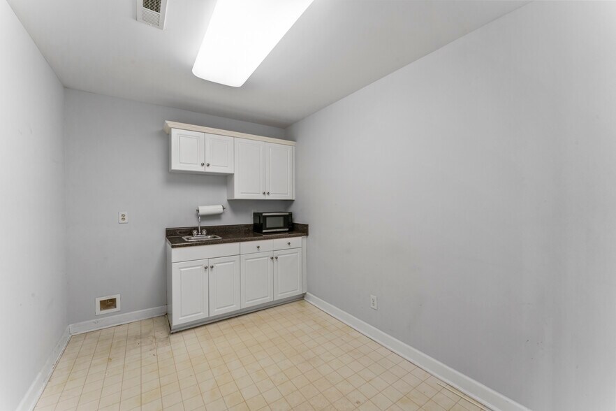 More Photos Of 104 Renaissance Cir, Mauldin Office For Lease