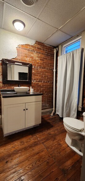 More Photos Of 104 E Main St, Washington Flex For Sale