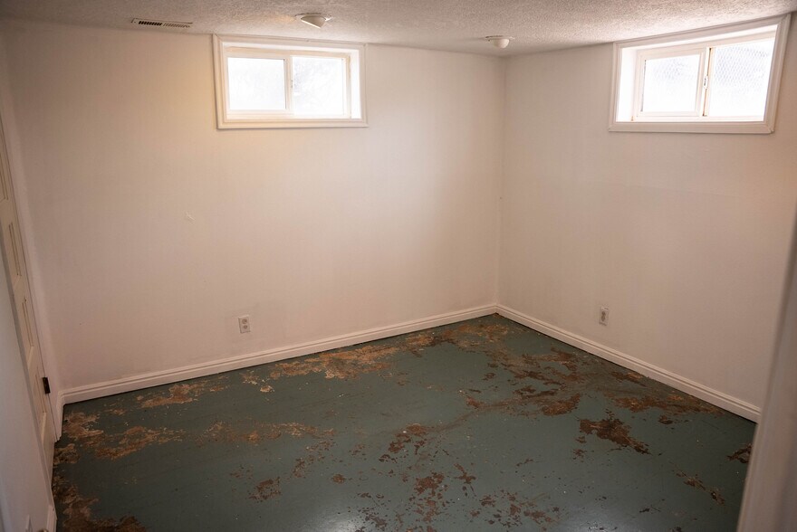 More Photos Of 1545 W State St, Hurricane Veterinarian Kennel For Lease