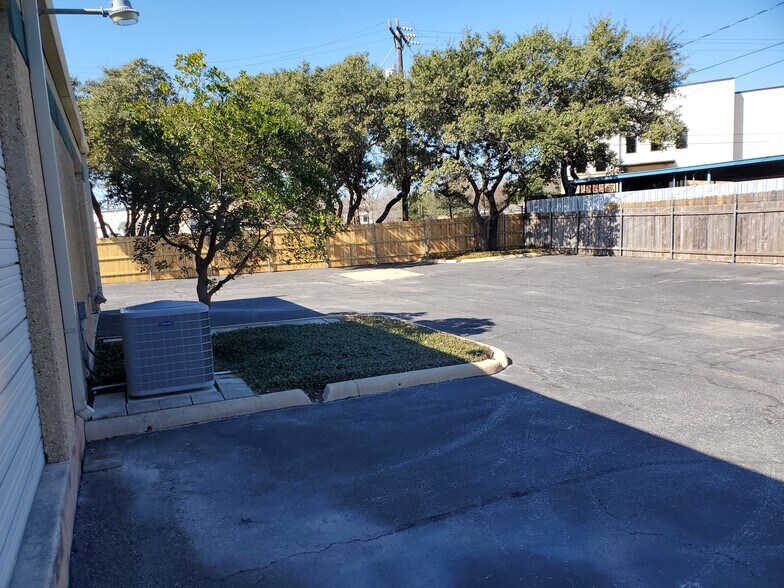 More Photos Of 16015 University Oak, San Antonio Service For Lease