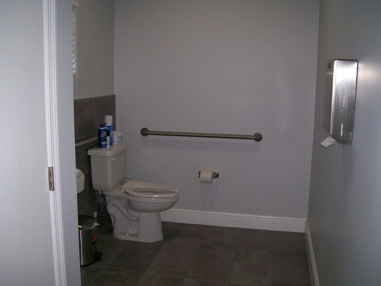 More Photos Of 337 N Fern Creek Ave, Orlando Office For Sale