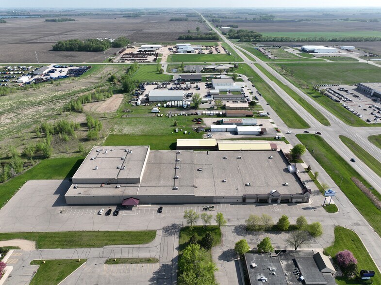 More Photos Of 3901 Abbott Dr, Willmar Freestanding For Sale