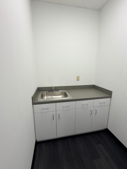 More Photos Of 12999-13003 Murphy Rd, Stafford Unknown For Lease