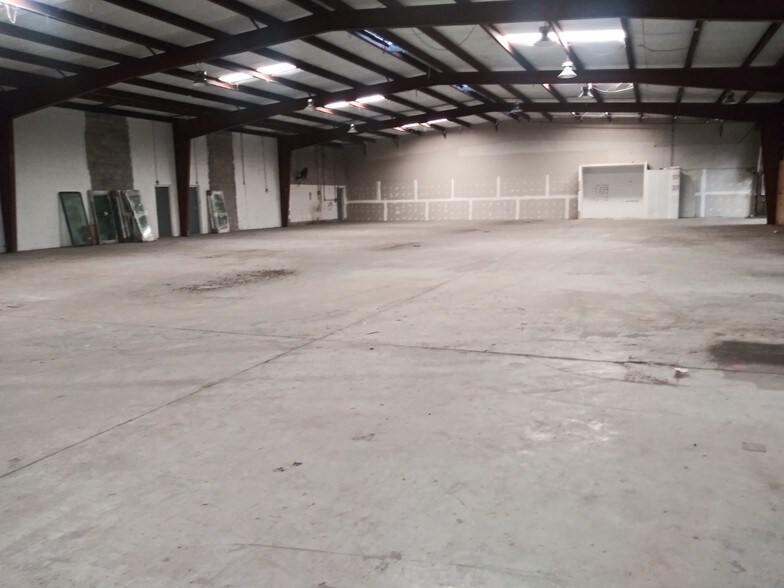 More Photos Of 5017 N Coolidge Dr, Tampa Warehouse For Lease