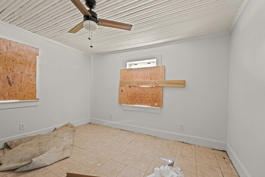 More Photos Of 421 Vine St, Eden Hotel For Sale