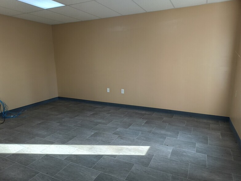 More Photos Of 1430 E Springhill Dr, Terre Haute General Retail For Lease