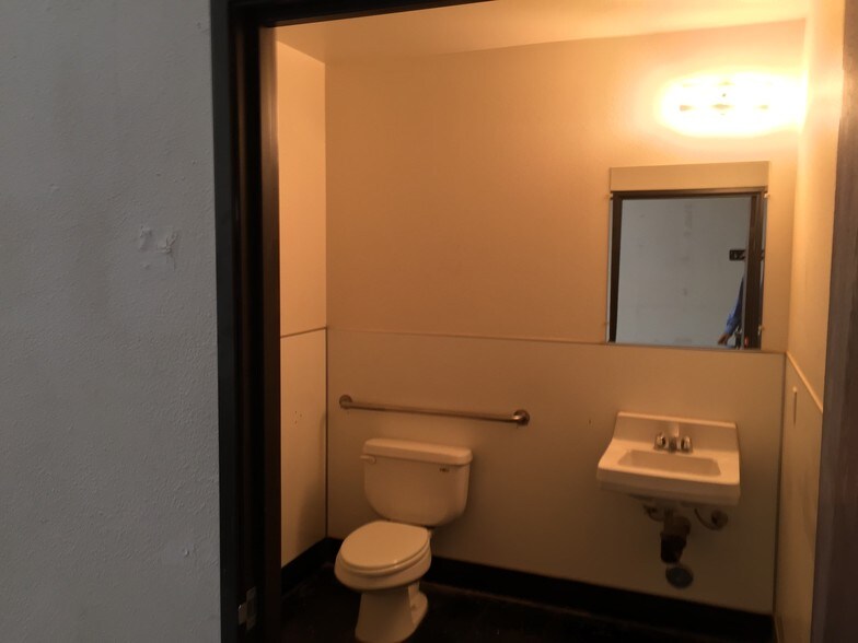 More Photos Of 1433 W Linden St, Riverside Manufacturing For Lease