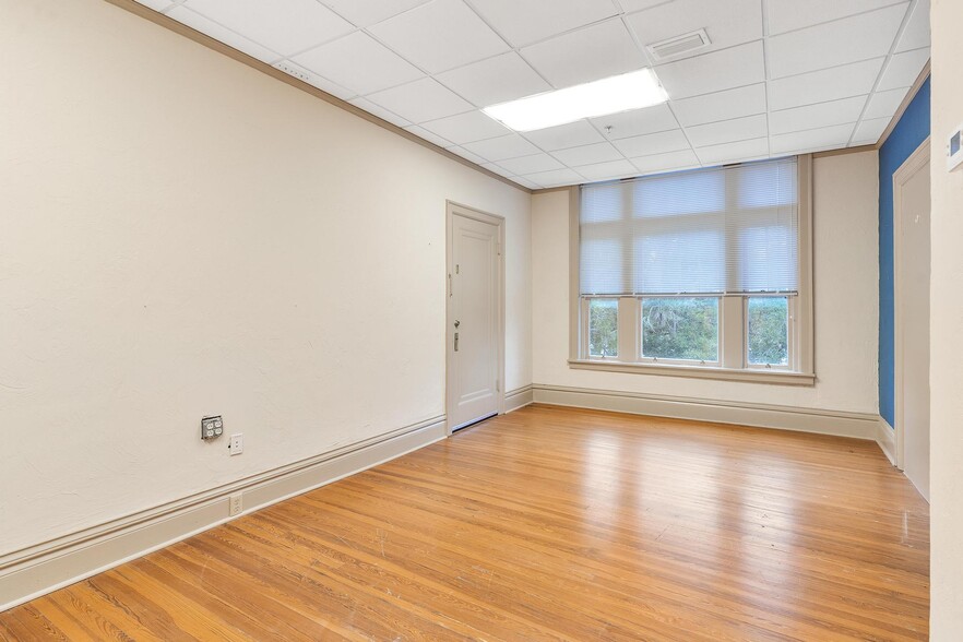 More Photos Of 410 W Main St, Leesburg Office For Lease