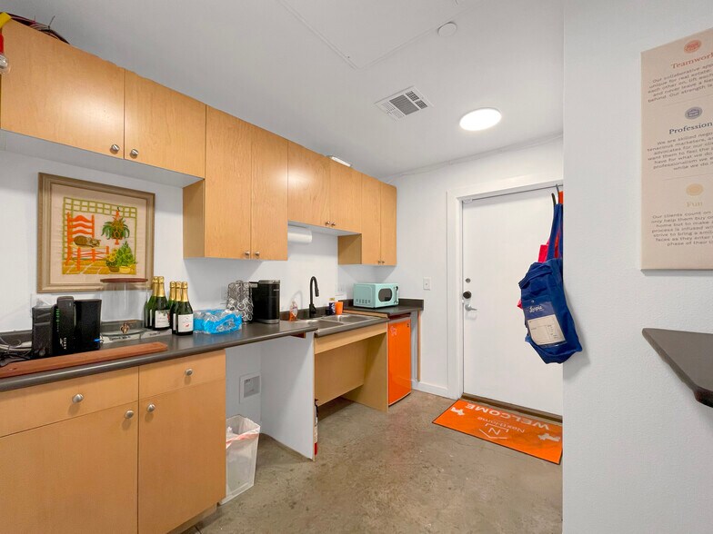 More Photos Of 1601 E 5th St, Austin Apartments For Lease