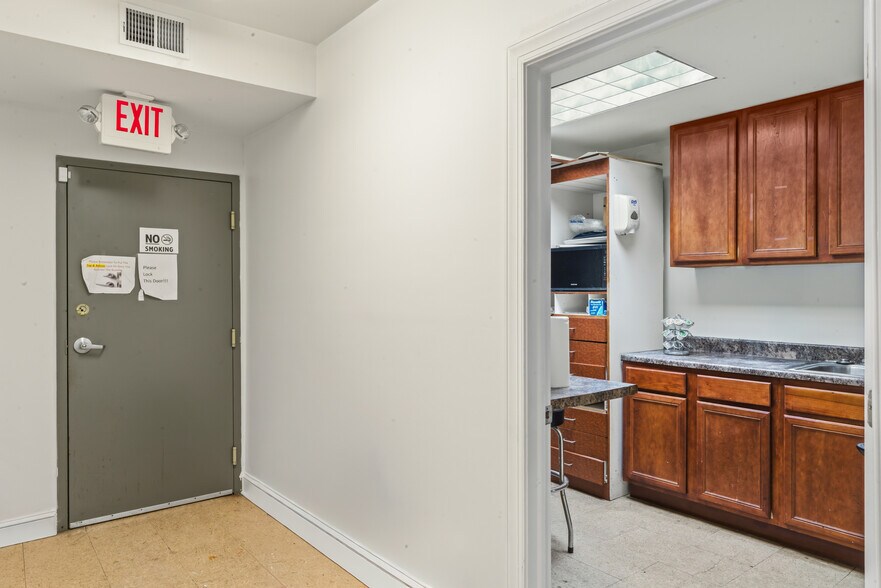 More Photos Of 1512 Marion Barry Ave SE, Washington Office For Sale