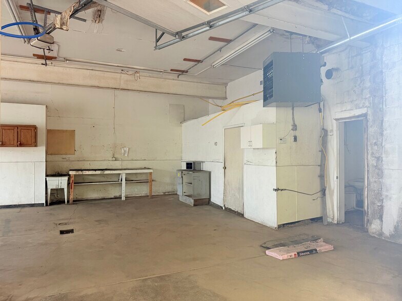 More Photos Of 807 S 4th St, Fulton General Retail For Sale