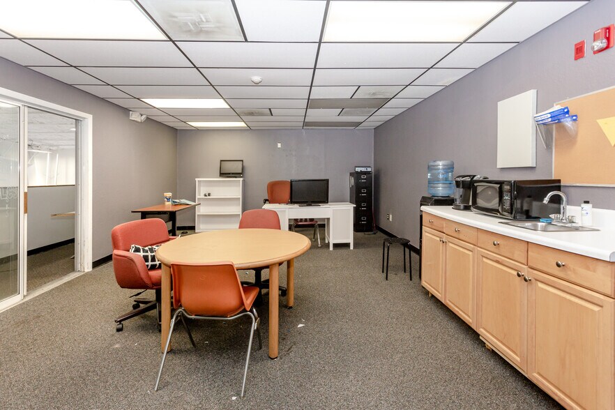 More Photos Of 11633 137th St N, Largo Showroom For Sale