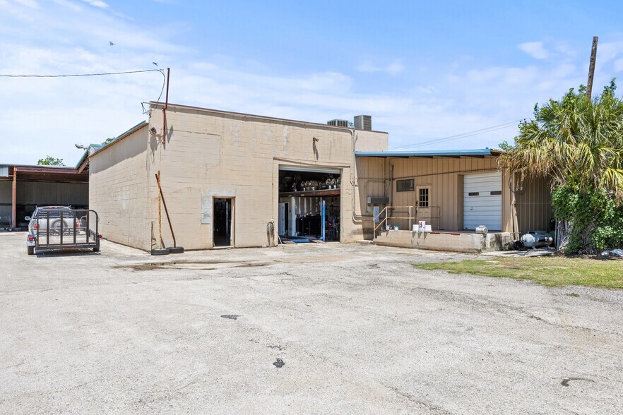More Photos Of 1308 N Austin, Seguin Freestanding For Lease