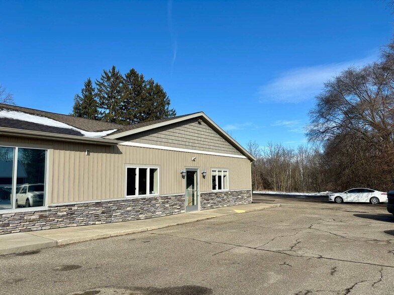 More Photos Of 1301 E Grand River Ave, Portland Freestanding For Lease