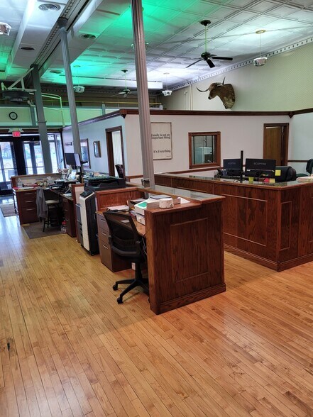 More Photos Of 505 N 3rd St, Red Oak Office For Sale