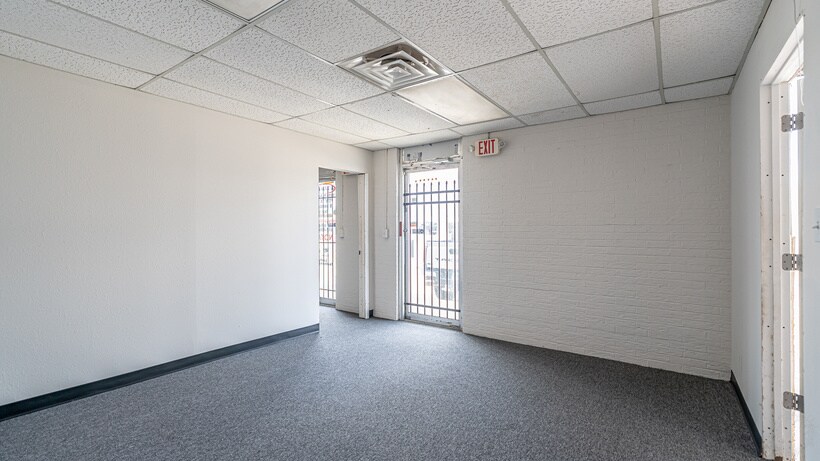 More Photos Of 3216-3220 S Jones St, Fort Worth Warehouse For Sale