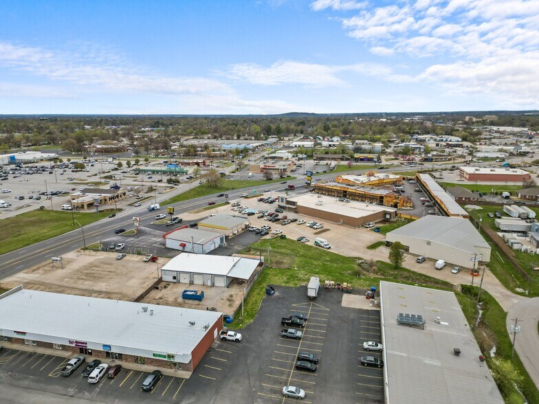 More Photos Of 2103 S Thompson St, Springdale Freestanding For Sale