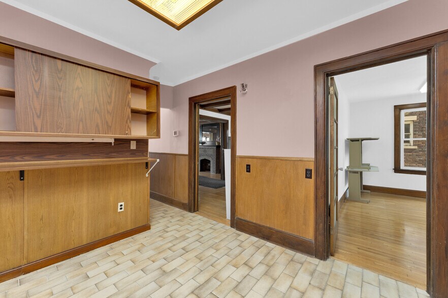 More Photos Of 1451 Ouellette Av, Windsor Office Residential For Sale