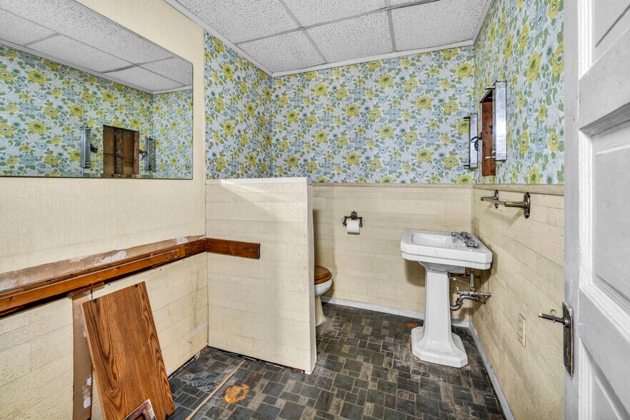 More Photos Of 6318 Lorain Ave, Cleveland Loft Creative Space For Sale