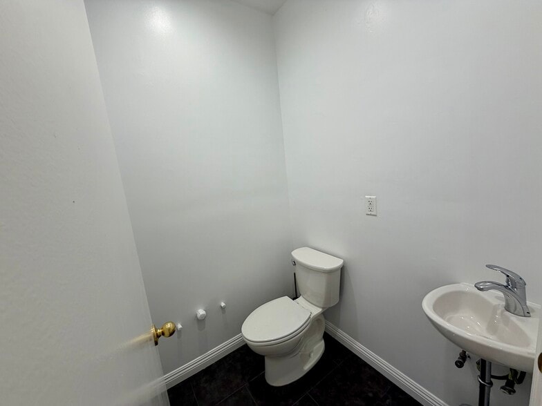 More Photos Of 798 Main St, Venice Storefront Retail Office For Lease