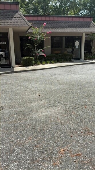 Primary Photo Of 1 Mathews Dr, Hilton Head Island Showroom For Sale
