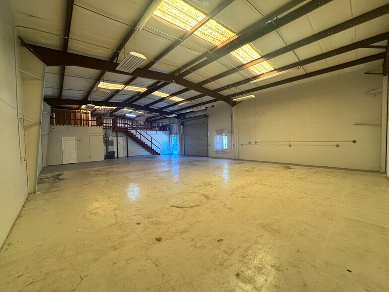 More Photos Of 1074 N Us-1, Ormond Beach Manufacturing For Lease
