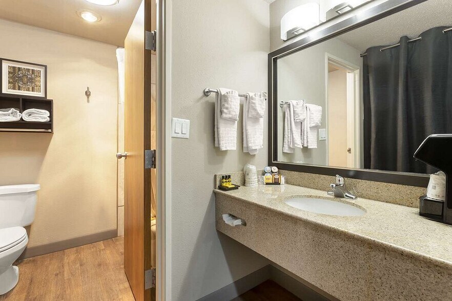 More Photos Of 4706 S 108th St, Omaha Hotel For Sale