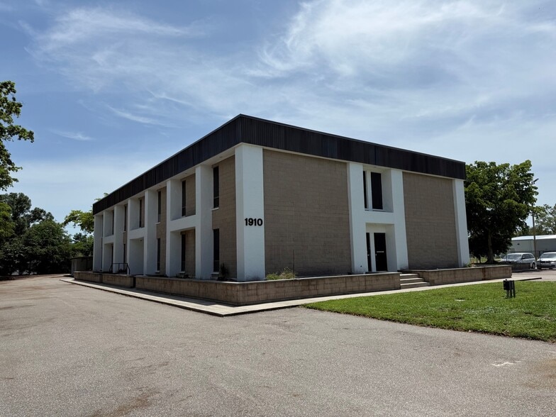 More Photos Of 1910 Park Meadows Dr, Fort Myers Medical For Lease