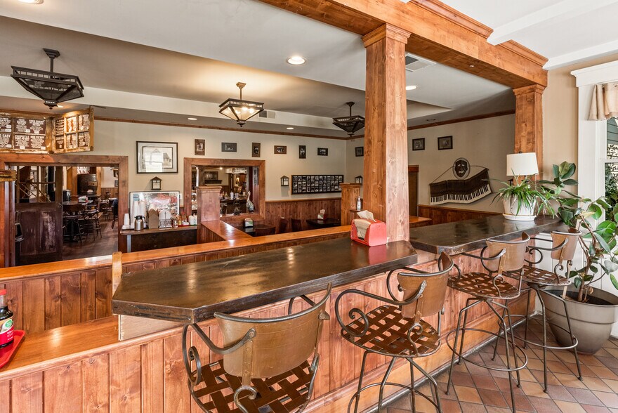 More Photos Of 2711 W College St, Bozeman Restaurant For Sale