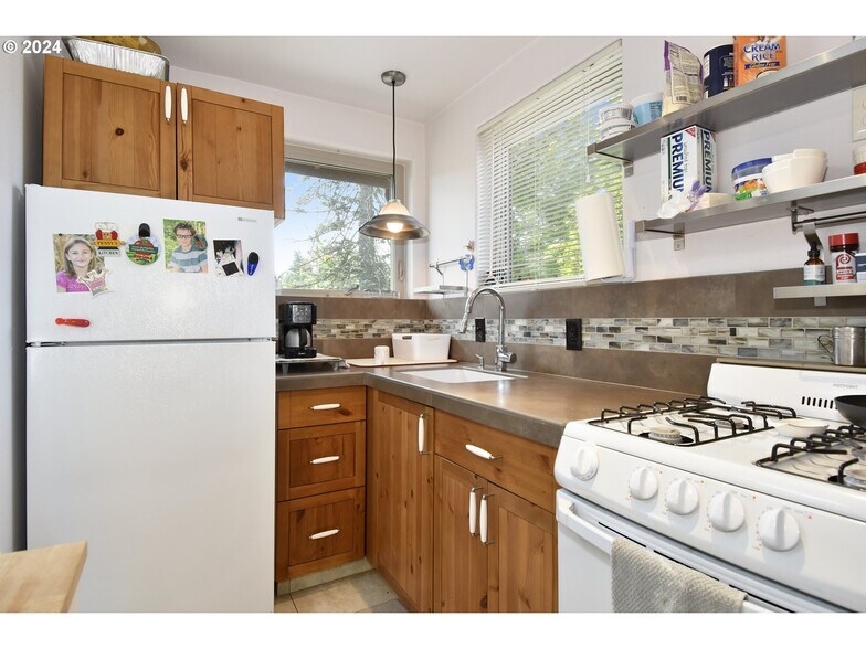 More Photos Of 4608 NE 102nd Ave, Portland Veterinarian Kennel For Sale