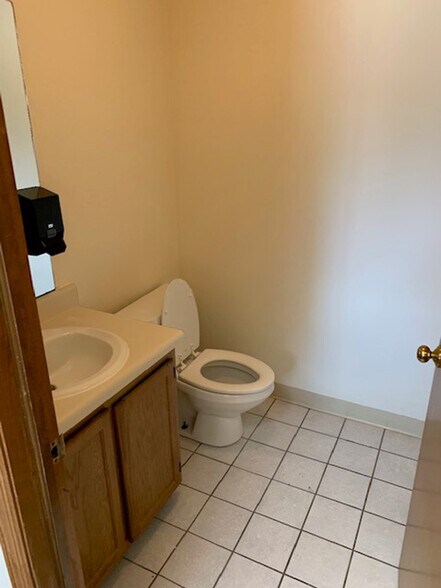 More Photos Of 6111-6117 Maxtown Rd, Westerville Warehouse For Lease