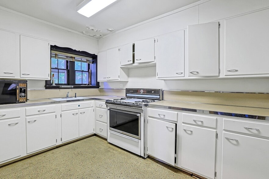 More Photos Of 11 Senter St, Chappaqua Flex For Sale