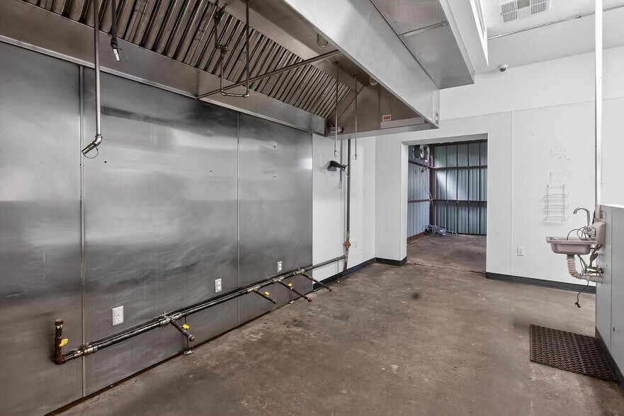 More Photos Of 2795 SW Wilshire Blvd, Burleson Flex For Lease