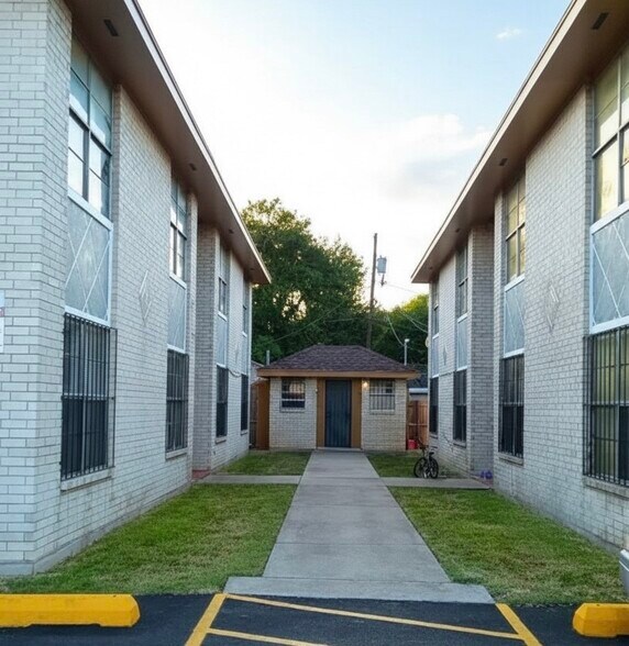More Photos Of 1106 N A St, Harlingen Multifamily For Sale
